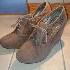 Fergie sz 10 tan wedge shoes  Fergalicious